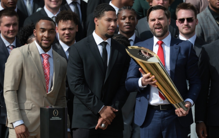 Вице‑президент США Джей Ди Вэнс на встрече с командой сломал кубок по американскому футболу