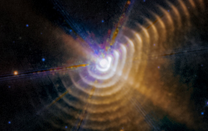 &laquo;Уэбб&raquo; рассмотрел кольца из углерода в двойной звездной системе