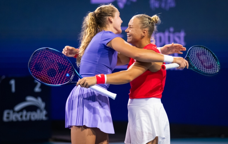 Россиянки Андреева и Шнайдер выиграли теннисный турнир в Майами в паре