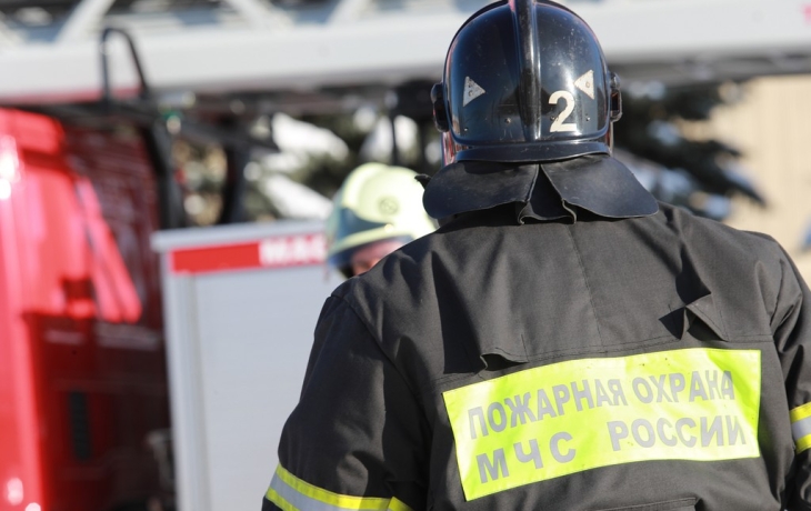 Двоих маленьких детей спасли от падения из окна в Новосибирске Двоих маленьких детей спасли от падения из окна в Новосибирске