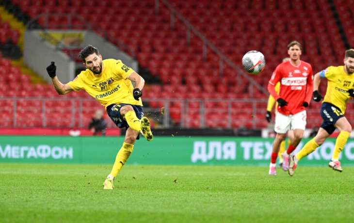 Футболист Сутормин &mdash; о новогоднем столе: &laquo;У нас семейный спор &mdash; готовить оливье с колбасой или с мясом&raquo;