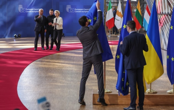 На саммите ЕС заметили российский флаг На саммите ЕС заметили российский флаг