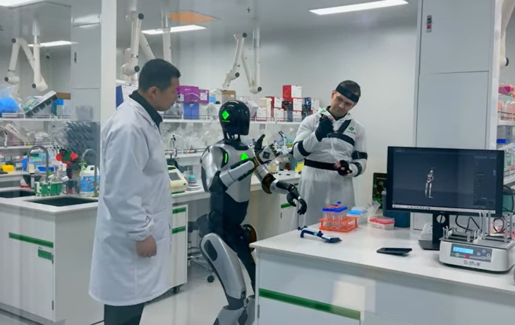 Гуманоидный робот с ИИ начал работать в лаборатории по созданию лекарств Гуманоидный робот с ИИ начал работать в лаборатории по созданию лекарств