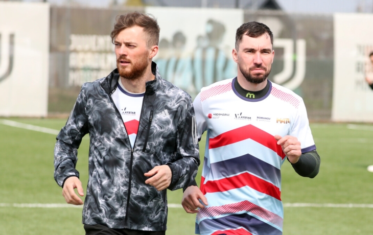 Биатлонист Бабиков рассказал, сколько километров в неделю пробегает Логинов