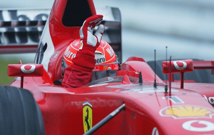 Шумахер с помощью жены подписал шлем для благотворительного аукциона Шумахер с помощью жены подписал шлем для благотворительного аукциона