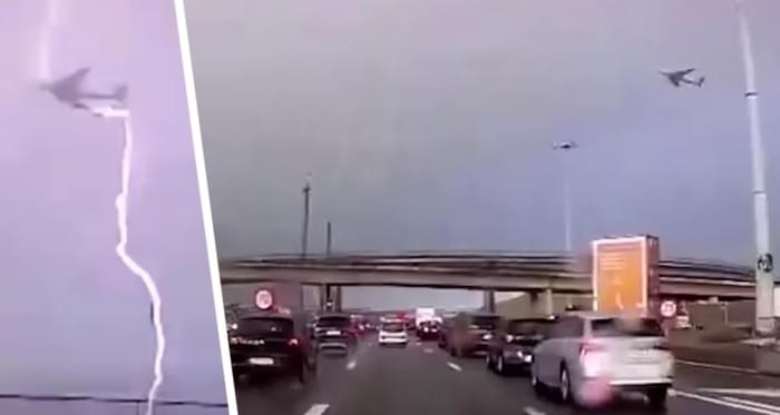 В самолет с туристами, летевшем в Египет, ударила огромная молния: пассажиры в шоке от хлопка и запаха гари, лайнер развернули и посадили В самолет с туристами, летевшем в Египет, ударила огромная молния: пассажиры в шоке от хлопка и запаха гари, лайнер развернули и посадили