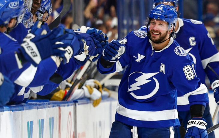 Кучеров первым из россиян набрал 100 очков в этом сезоне НХЛ и побил рекорд Овечкина