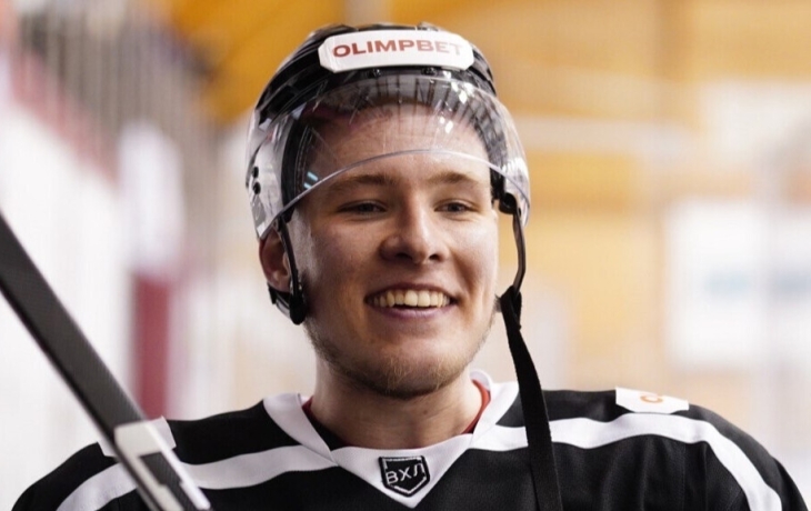 Хоккеист «Рубина» Гатиятулин — о трофее за победу в «Русской классике»: «Самовар забрал начальник команды. Надеюсь, что не с концами» Хоккеист «Рубина» Гатиятулин — о трофее за победу в «Русской классике»: «Самовар забрал начальник команды. Надеюсь, что не с концами»