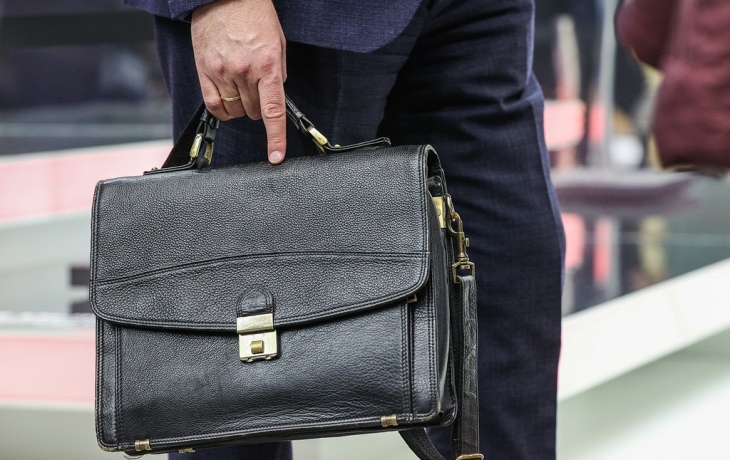 Чиновник выпил десять стаканов пива и потерял сумку с секретными данными Чиновник выпил десять стаканов пива и потерял сумку с секретными данными