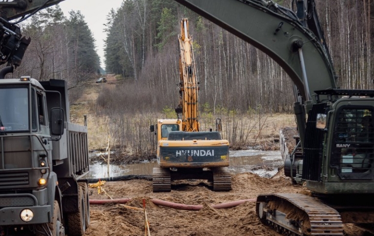 Озвучена причина, по которой броневик США не справился с литовским болотом