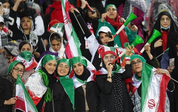 Защитник иранского футбольного клуба был оштрафован за объятия с болельщицей &mdash; СМИ