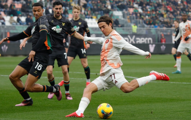 Гол Дибалы с пенальти принес &laquo;Роме&raquo; победу над &laquo;Венецией&raquo; в матче Серии А