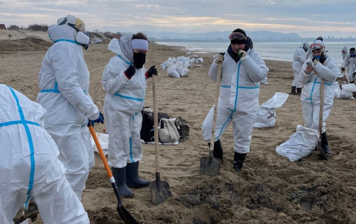 Матвей Сафонов оплатил поездку волонтеров на черноморский пляж для уборки мазута Матвей Сафонов оплатил поездку волонтеров на черноморский пляж для уборки мазута