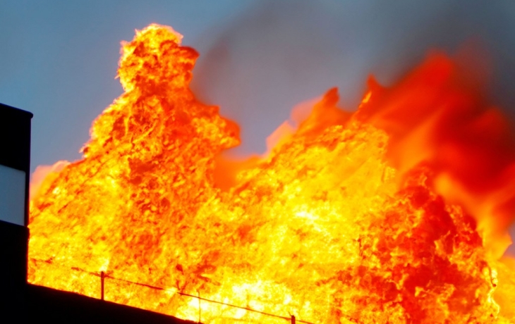 Горящий на площади свыше тысячи &laquo;квадратов&raquo; автосервис показали в Сети