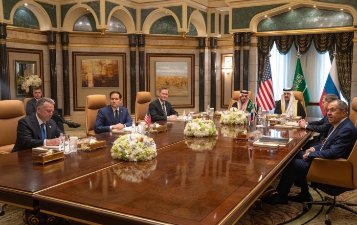 Российская и американская делегации шутили за обедом в Эр-Рияде Российская и американская делегации шутили за обедом в Эр-Рияде