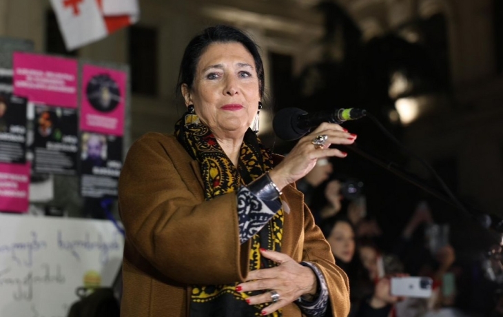 Зурабишвили присоединилась к протестующим в Тбилиси Зурабишвили присоединилась к протестующим в Тбилиси