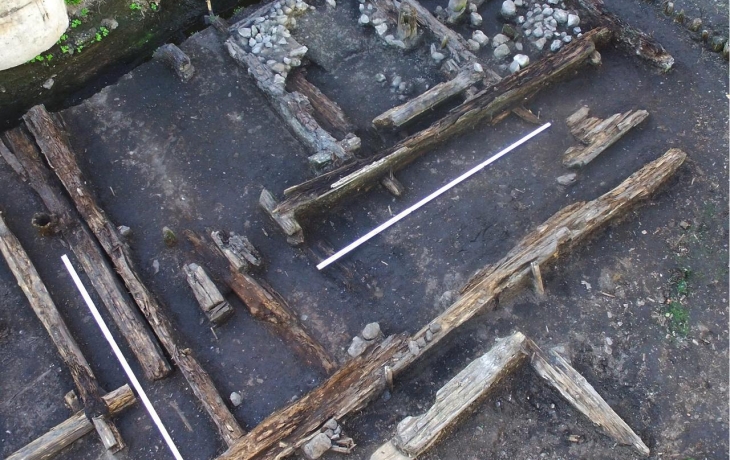 Средневековый языческий ритуал: археологи нашли козий череп под срубом в Новгороде