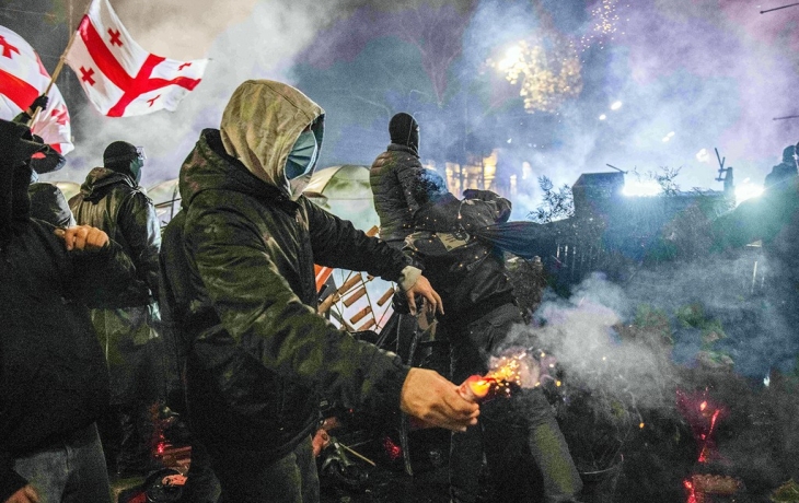 «Принесли гроб»: в Грузии провели аналогию протестов оппозиции с Майданом «Принесли гроб»: в Грузии провели аналогию протестов оппозиции с Майданом