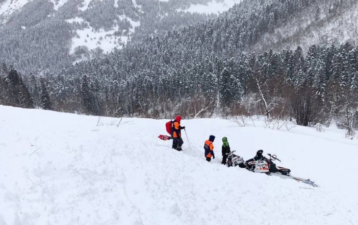 Спасшийся от лавины альпинист нашел тела двух туристов Спасшийся от лавины альпинист нашел тела двух туристов