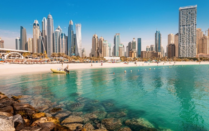 Несколько пляжей в ОАЭ окрасились в черный цвет Несколько пляжей в ОАЭ окрасились в черный цвет